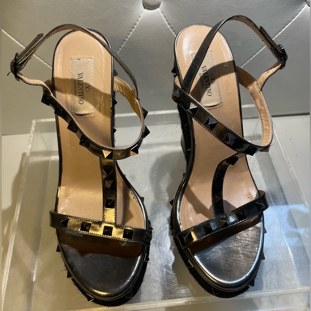 VALENTINO GARAVANI rookstud raffia trim wedge sandals gonmetal métallic
